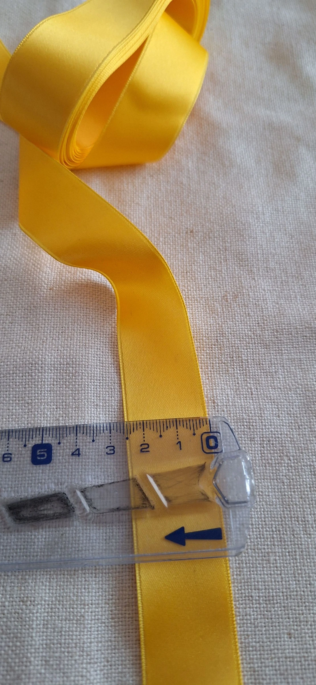 5 mètres de ruban satin 25 mm jaune bouton d'or 
